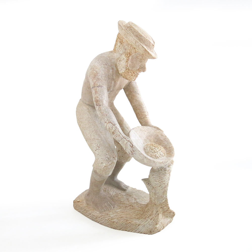 Escultura “Garimpeiro de Ouro” em Pedra Sabão Entalhada Escultura “Garimpeiro de Ouro” em Pedra Sabão Entalhada