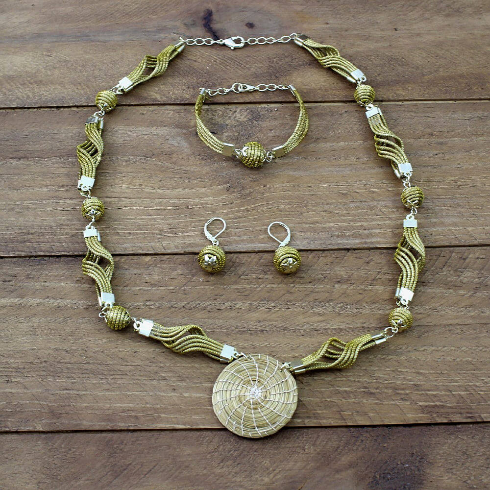 Conjunto “Princess” de colar, brincos e pulseira em capim dourado Conjunto “Princess” de colar, brincos e pulseira em capim dourado