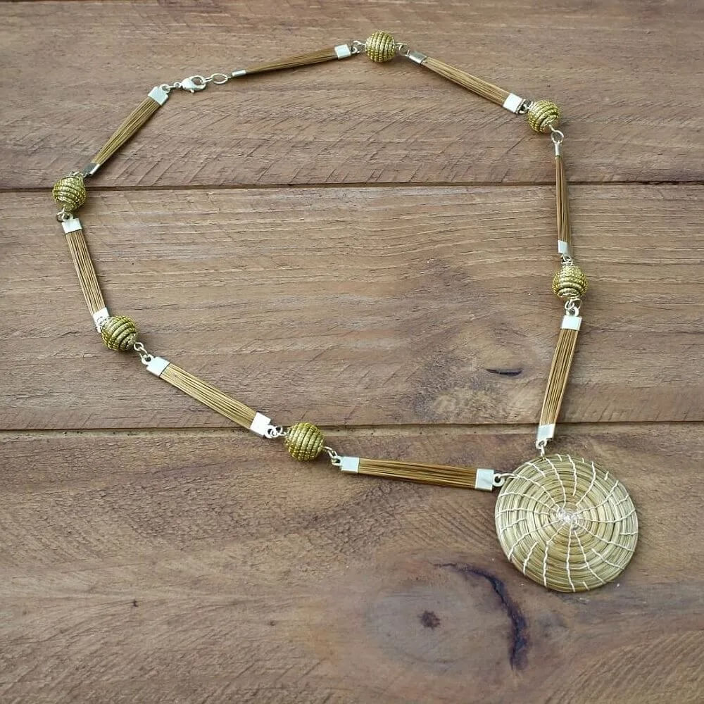 Colar “Mandala” em capim dourado Colar “Mandala” em capim dourado