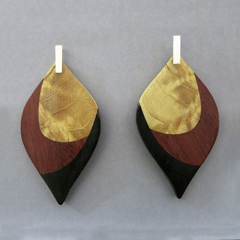 Brinco Folha Maxi em prata e madeira marchetada Brinco Folha Maxi em prata e madeira marchetada