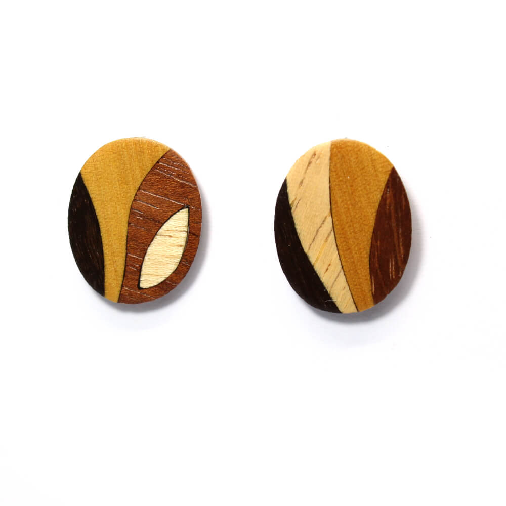 Brinco Oval em prata e madeira marchetada Brinco Oval em prata e madeira marchetada