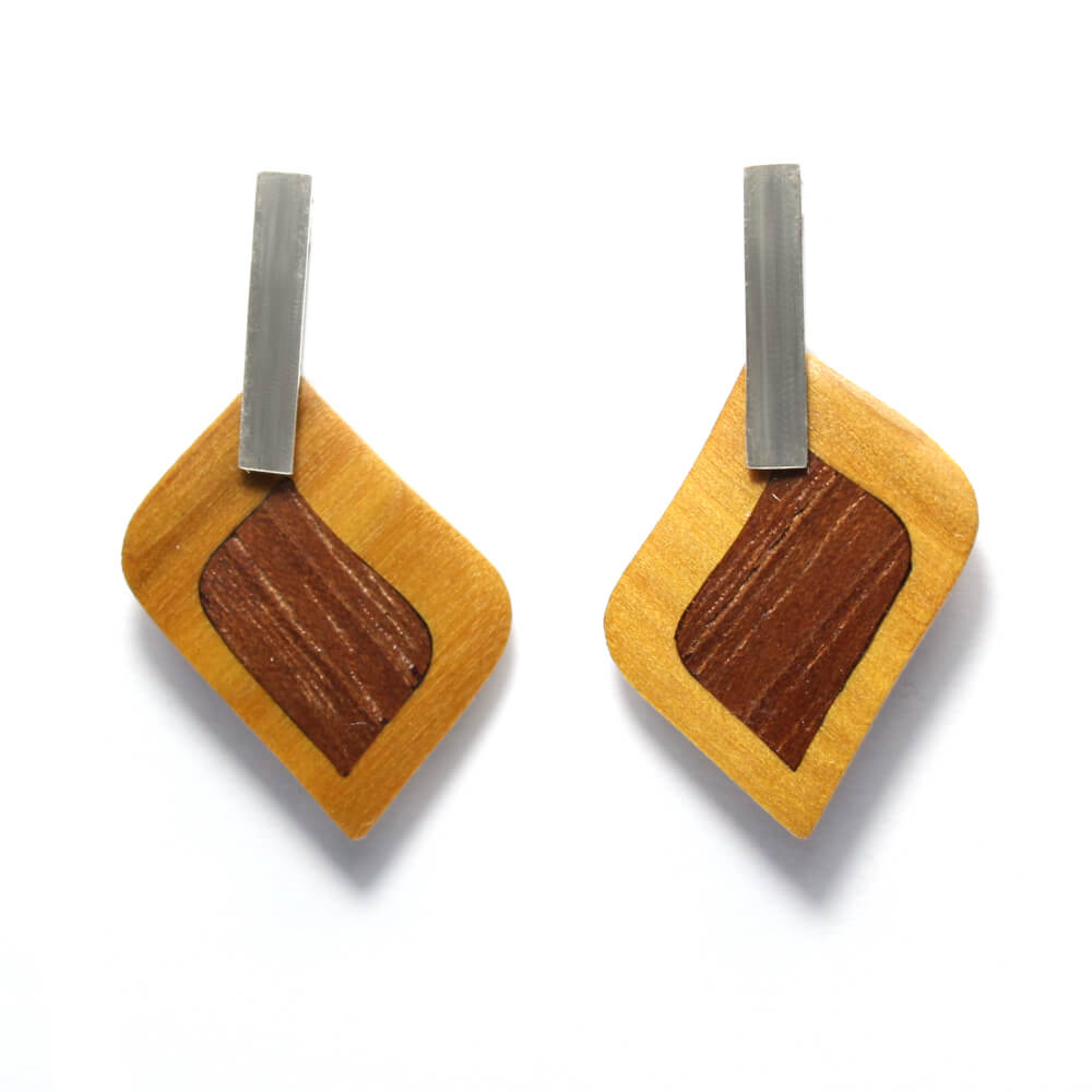 Brinco Losango em madeira marchetada e prata Brinco Losango em madeira marchetada e prata