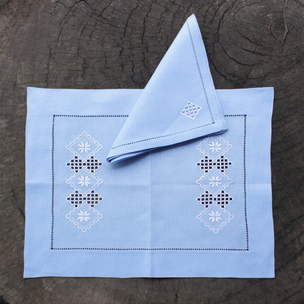 Conjunto de jogo americano bordado com guardanapo - azul 4 serviços Conjunto de jogo americano bordado com guardanapo - azul 4 serviços