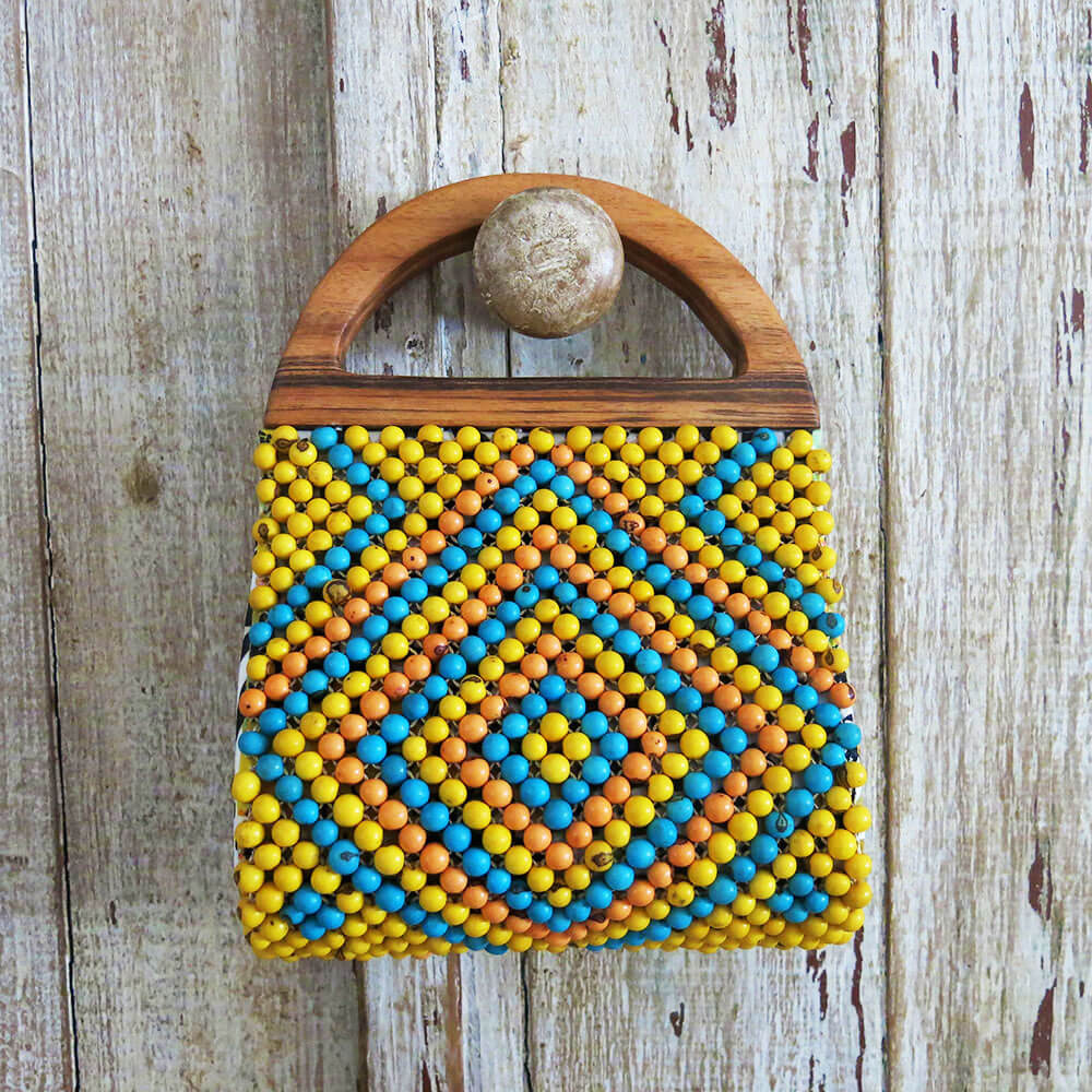 Bolsa colorida em sementes de açaí e madeira Bolsa colorida em sementes de açaí e madeira
