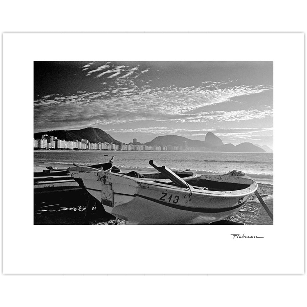 Barco em Copacabana - Fotografia em Preto e Branco Barco em Copacabana - Fotografia em Preto e Branco