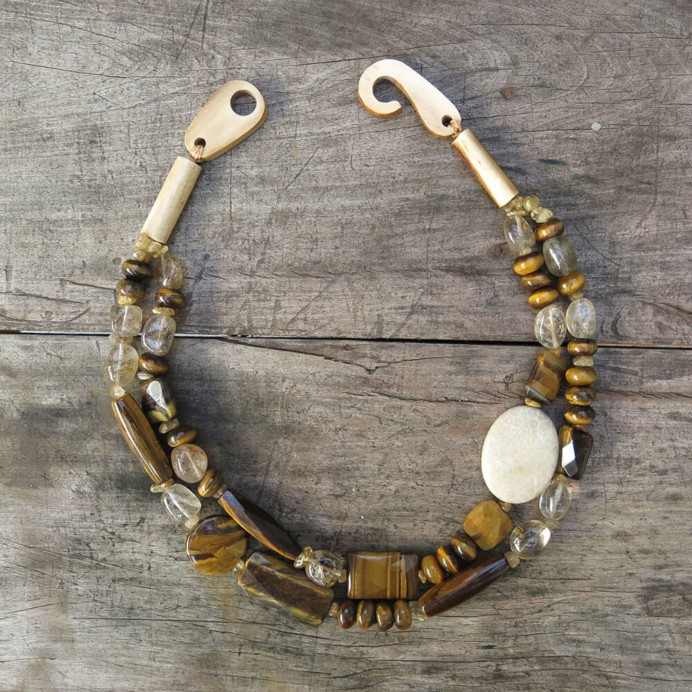 Colar Gaya - Com cristal rutilo, Olho de Tigre, Coral, fecho de osso e cordão de algodão Colar Gaya - Com cristal rutilo, Olho de Tigre, Coral, fecho de osso e cordão de algodão