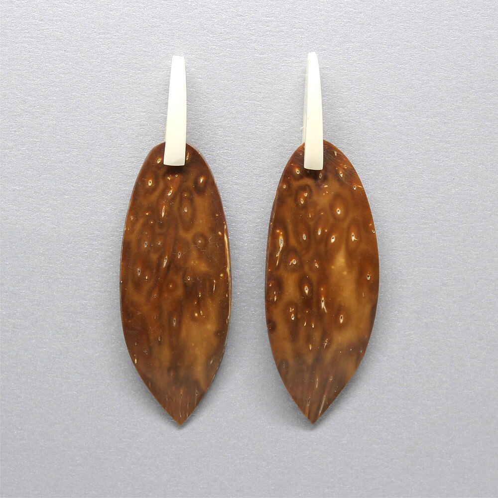 Brinco Folha - Osso com coco Brinco Folha - Osso com coco