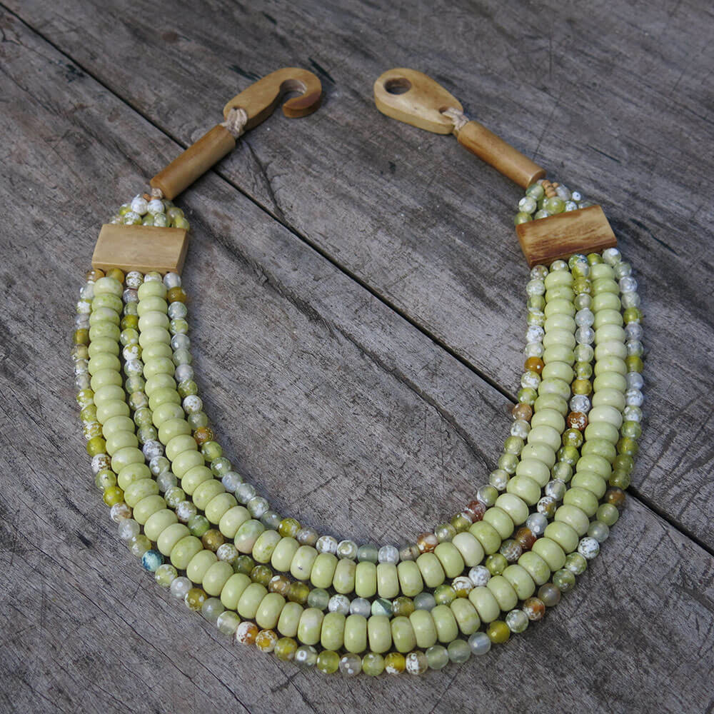 Colar “Deusas” em ágata, jaspe e fecho em osso Colar “Deusas” em ágata, jaspe e fecho em osso