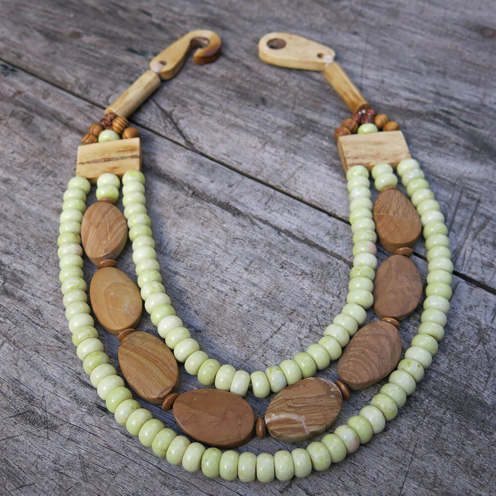 Colar “Deusas” em jade, jaspe e fecho em osso Colar “Deusas” em jade, jaspe e fecho em osso