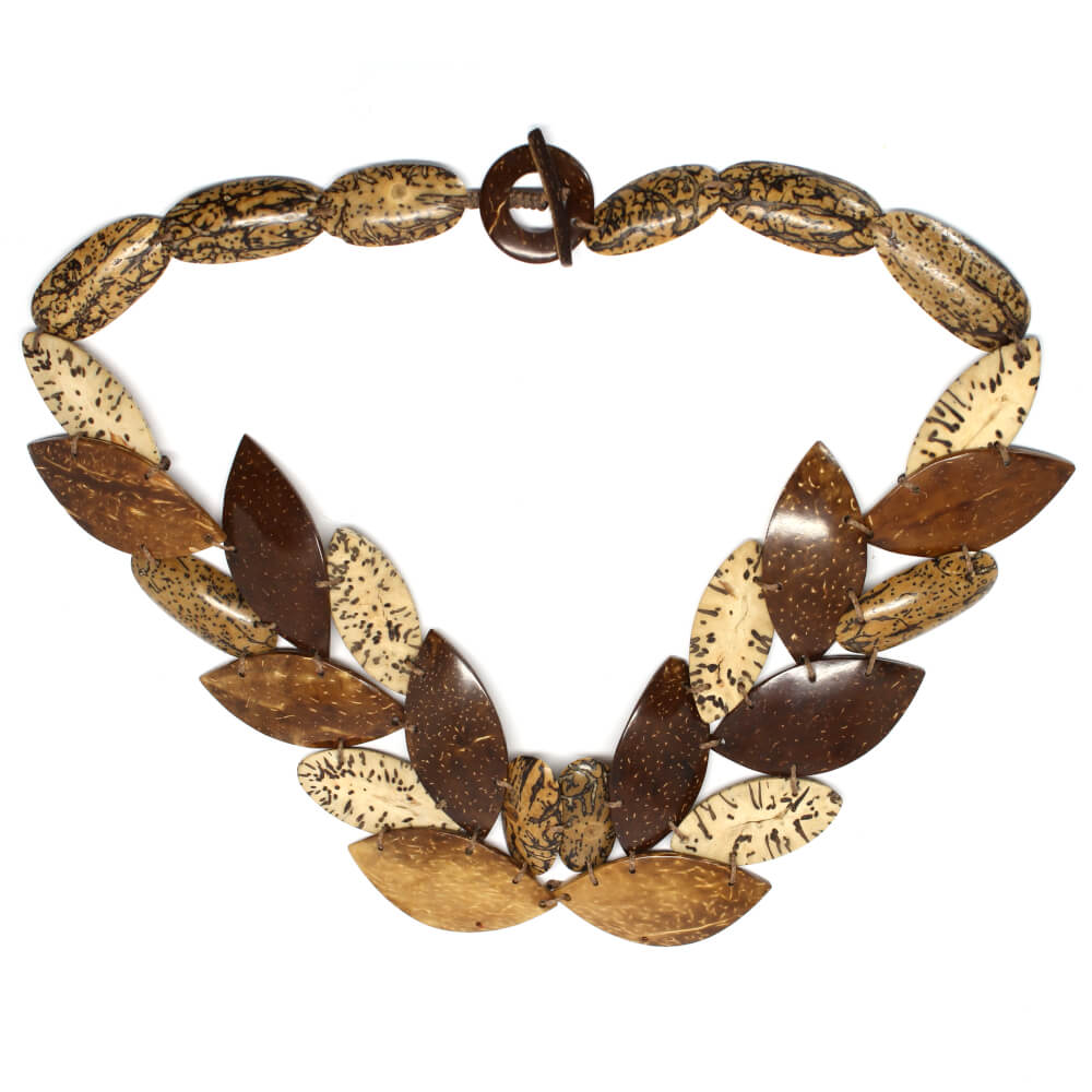 Biojoia colar de Coco com fatias de semente de Palmeira Jupati Biojoia colar de Coco com fatias de semente de Palmeira Jupati