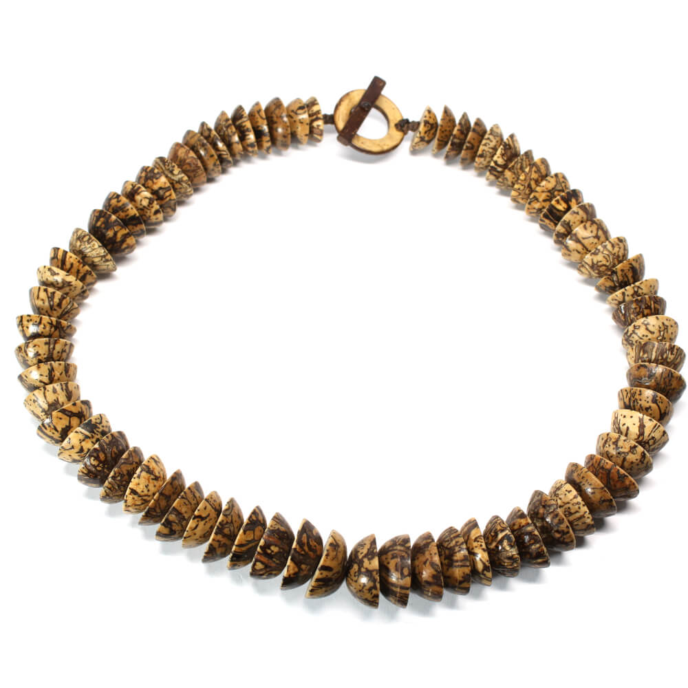 Biojoia colar da ponta da semente de Palmeira Jupati natura e fecho de Coco Biojoia colar da ponta da semente de Palmeira Jupati natura e fecho de Coco