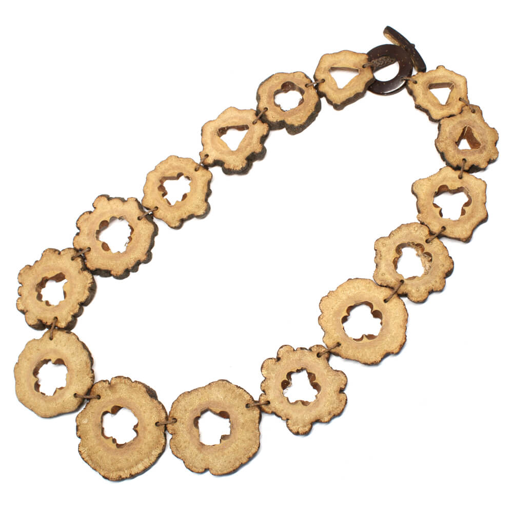 Biojoia colar de fatias de Jequitibá natural e fecho de Coco Biojoia colar de fatias de Jequitibá natural e fecho de Coco