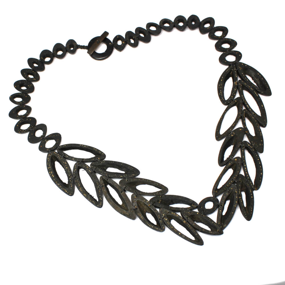 Biojoia colar de fatias de semente de Baru tingida de preto e fecho de Coco Biojoia colar de fatias de semente de Baru tingida de preto e fecho de Coco