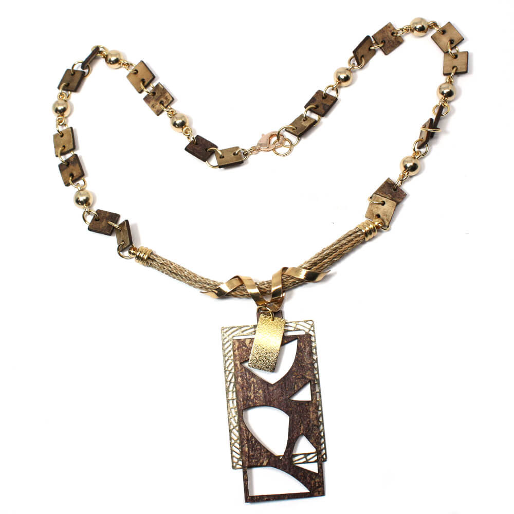 Colar com corda em fibra de bananeira e detalhes em metal com pingente - Estela Colar com corda em fibra de bananeira e detalhes em metal com pingente - Estela