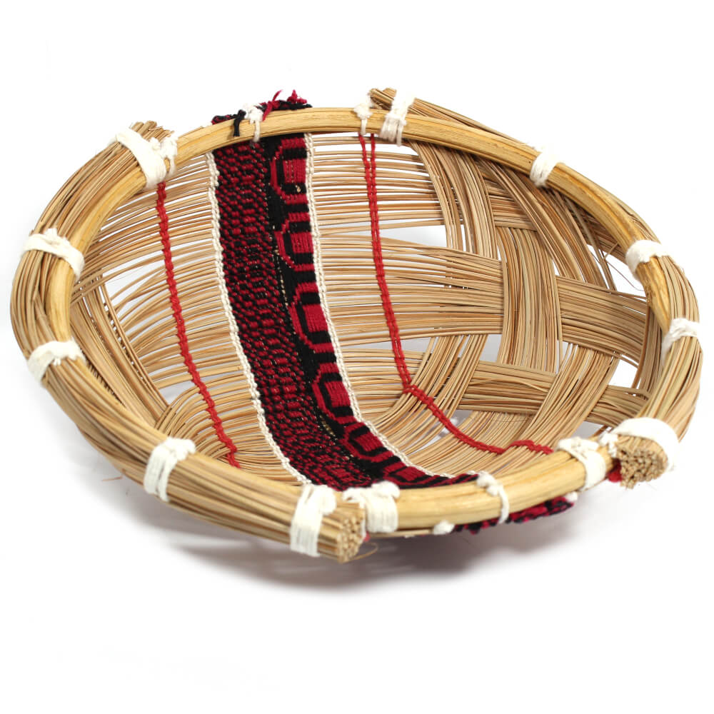 Cesto indígena preto e vermelho Cesto indígena preto e vermelho