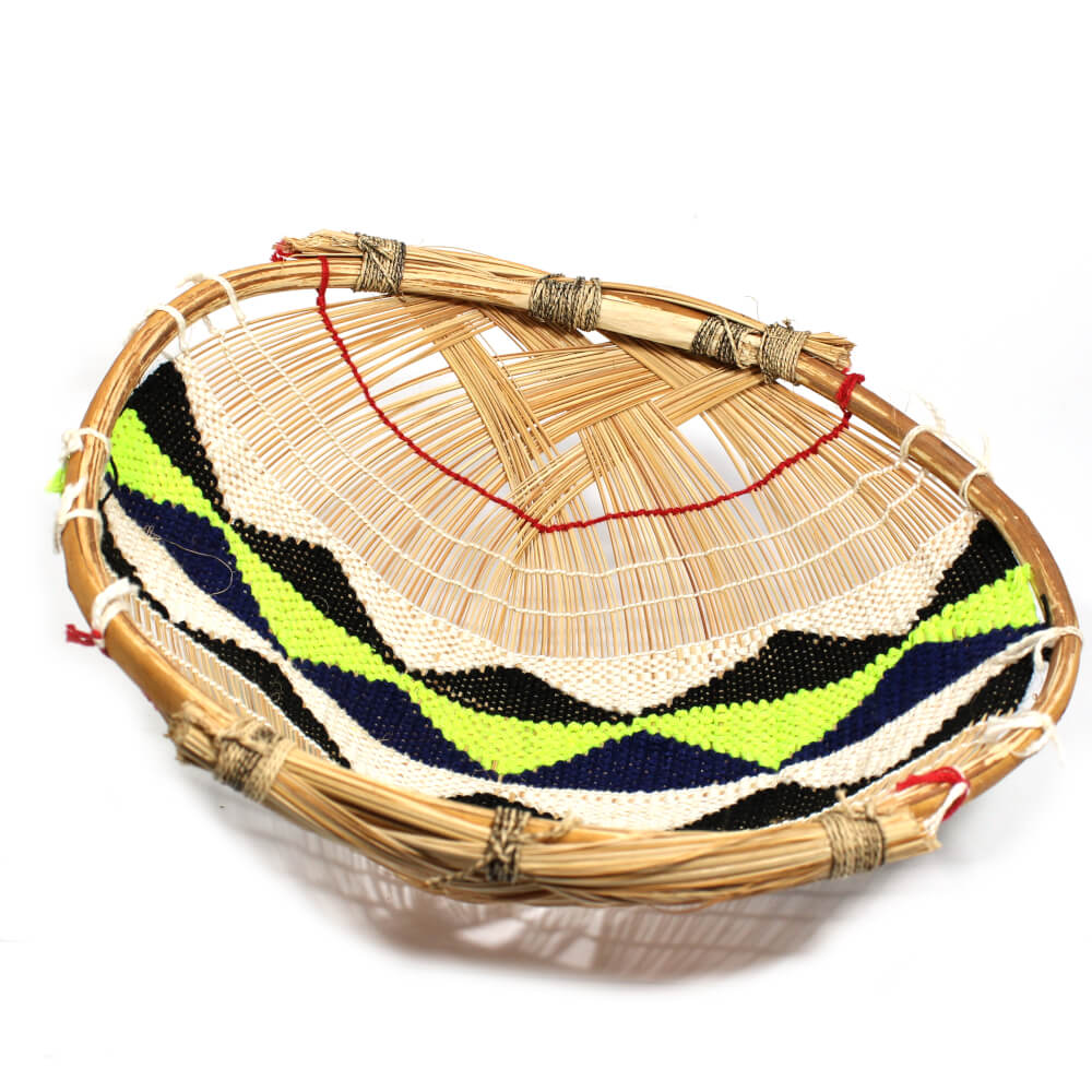 Cesto indígena preto, verde, azul e branco Cesto indígena preto, verde, azul e branco