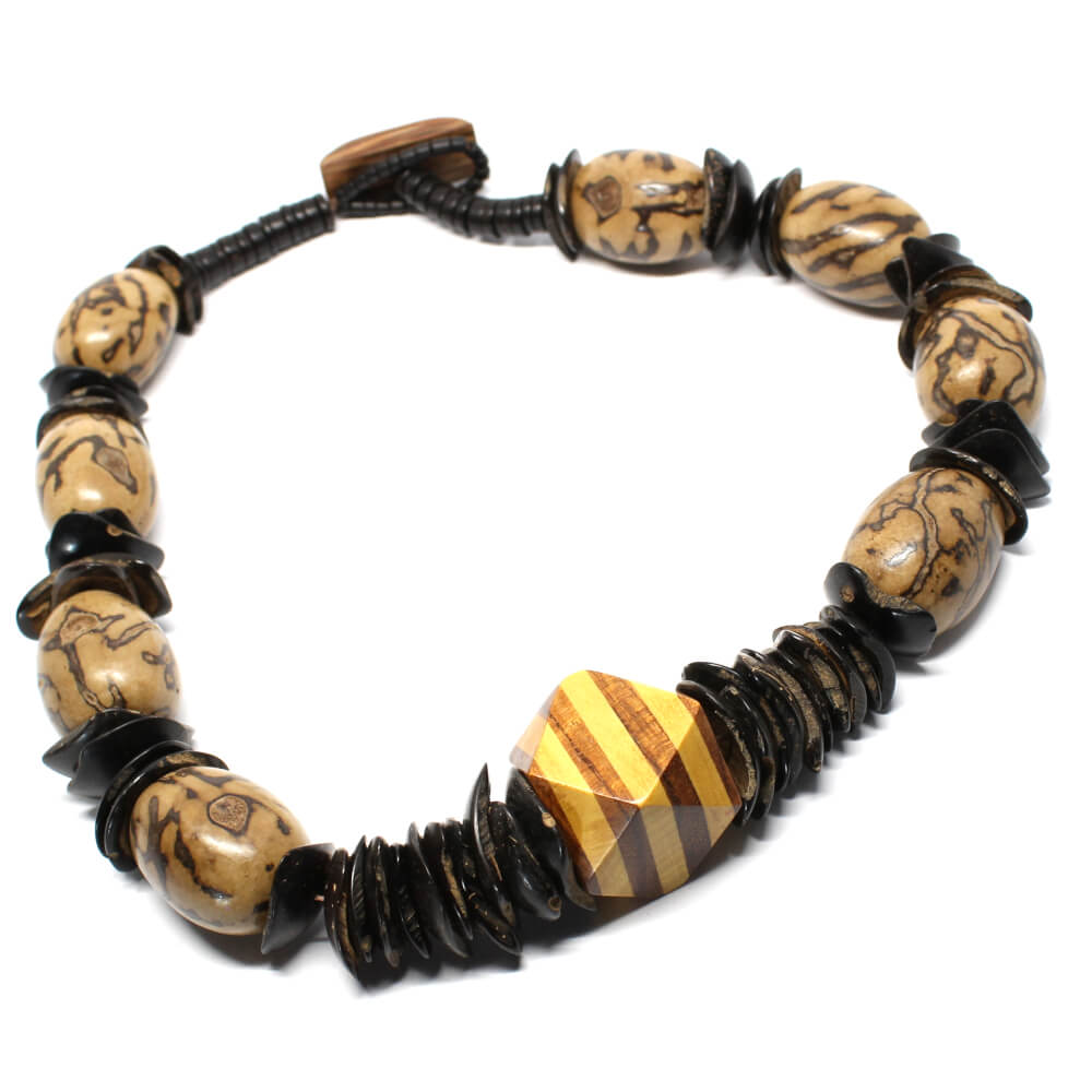 Colar de madeira e semente de Burete e Tucumã Colar de madeira e semente de Burete e Tucumã