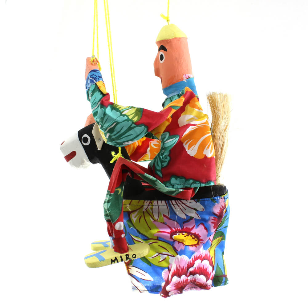 Marionete homem roupa vermelha no cavalo preto - Mestre Miro Marionete homem roupa vermelha no cavalo preto - Mestre Miro