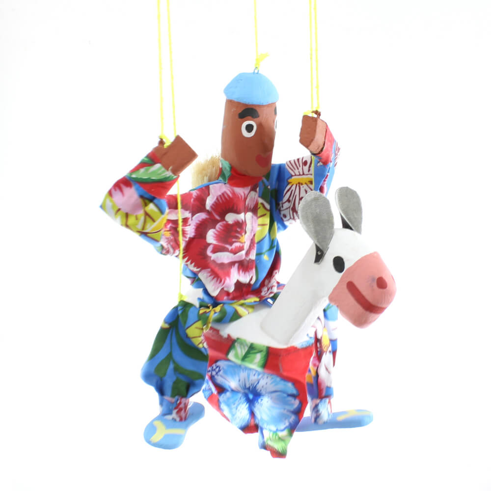 Marionete homem roupa azul no cavalo branco - Mestre Miro Marionete homem roupa azul no cavalo branco - Mestre Miro