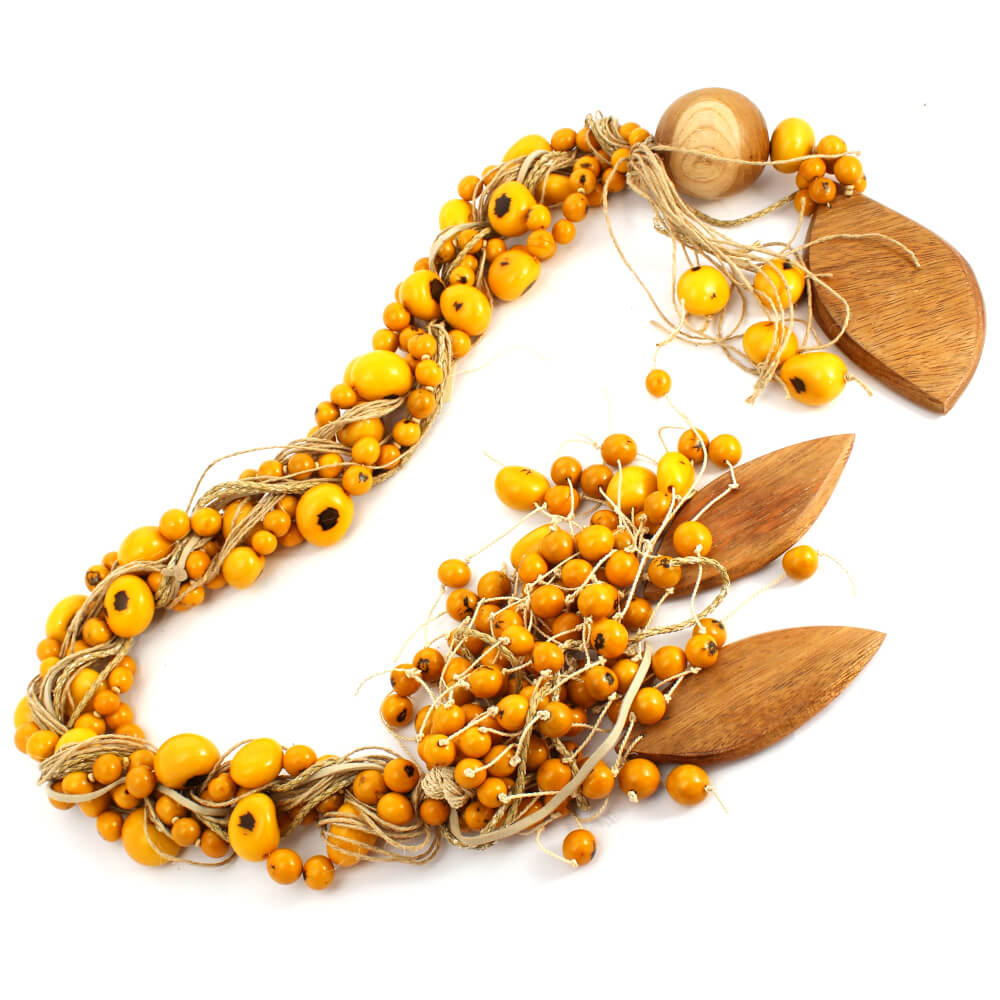 Colar decorativo de mesa com Jarina tingida de amarelo, madeira e cordão de fibra e couro Colar decorativo de mesa com Jarina tingida de amarelo, madeira e cordão de fibra e couro