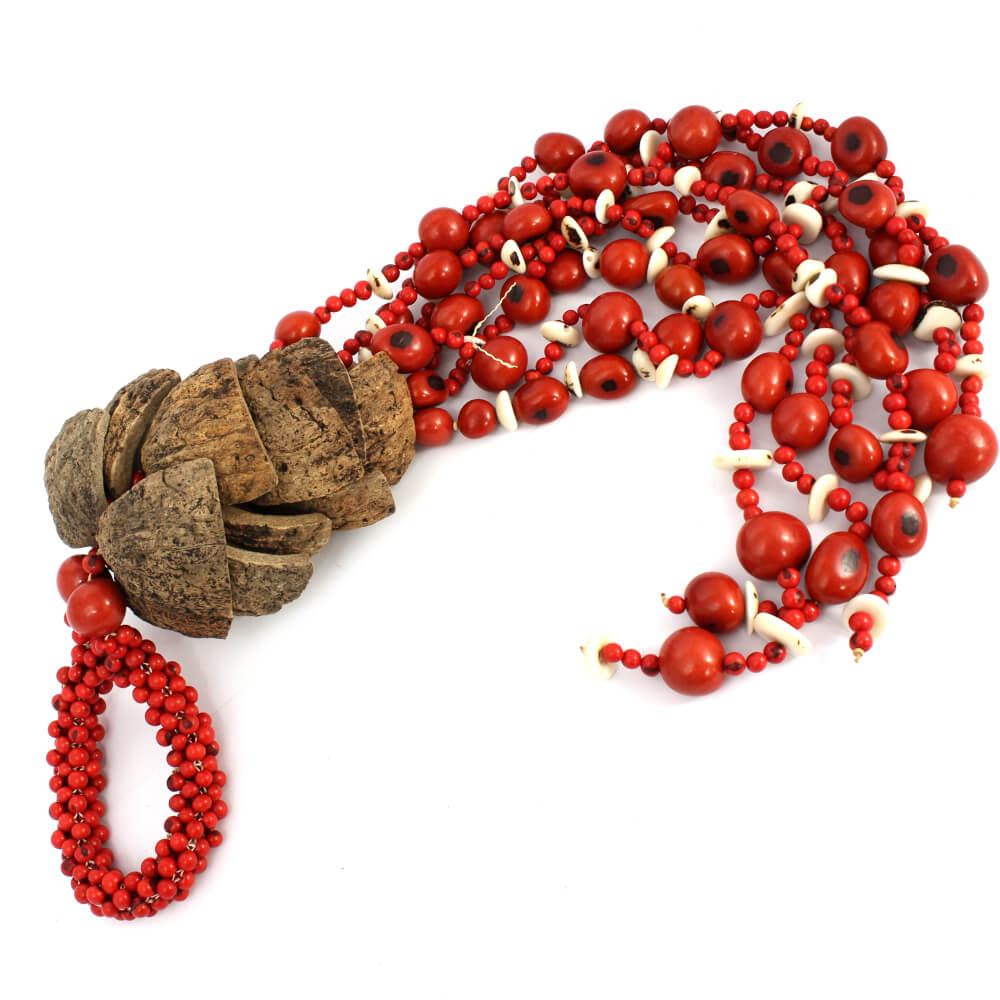 Colar decorativo de mesa com Jarina tingida de vermelho, semente de Assaí e casca de coco Colar decorativo de mesa com Jarina tingida de vermelho, semente de Assaí e casca de coco